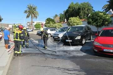 Los bomberos sofocan el incendio de un vehículo en San Juan  (Foto TA)